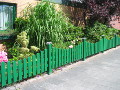 Staketen - Holzzaun Premium 60cm unten gebogen, grün gestrichen zum Vorgarten, 85cm Pfosten mit Pfostenkappen Runddach