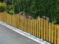 Gartenzaun -Staketenzaun Premium- kdi Holz, 85cm unten gebogen, 100cm Pfosten mit Kappen Pyramide, Blumen und Strauchhecke