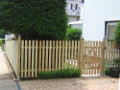 Staketenzaun Standardholz kesseldruckimprägniert 140cm hoch, mit Gartentür, 160cm Pfosten mit Pfostenkappe Kugelkopf