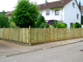 Staketenzaun Standardholz kesseldruckimprägniert 140cm hoch, Pfosten mit Pfostenkappen Kugelkopf, Garten mit Bäumen und Haus