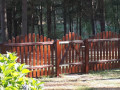 Staketenzaun Zaunfelder und Tür aus imprägniertem Holz, in Farbton Teak grundiert und lasiert