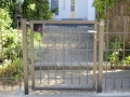 Stahlzaun Madrid, einflügelige Tür aus verzinktem Stahl, anthrazit-metallic beschichtet, Kundenfoto der Gartenpforte