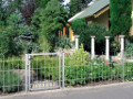 Stahlzaun Madrid, Zaunfeld, einflügelige Tür und passende Pfosten aus feuerverzinktem Stahl, Schmuckzaun für den Garten